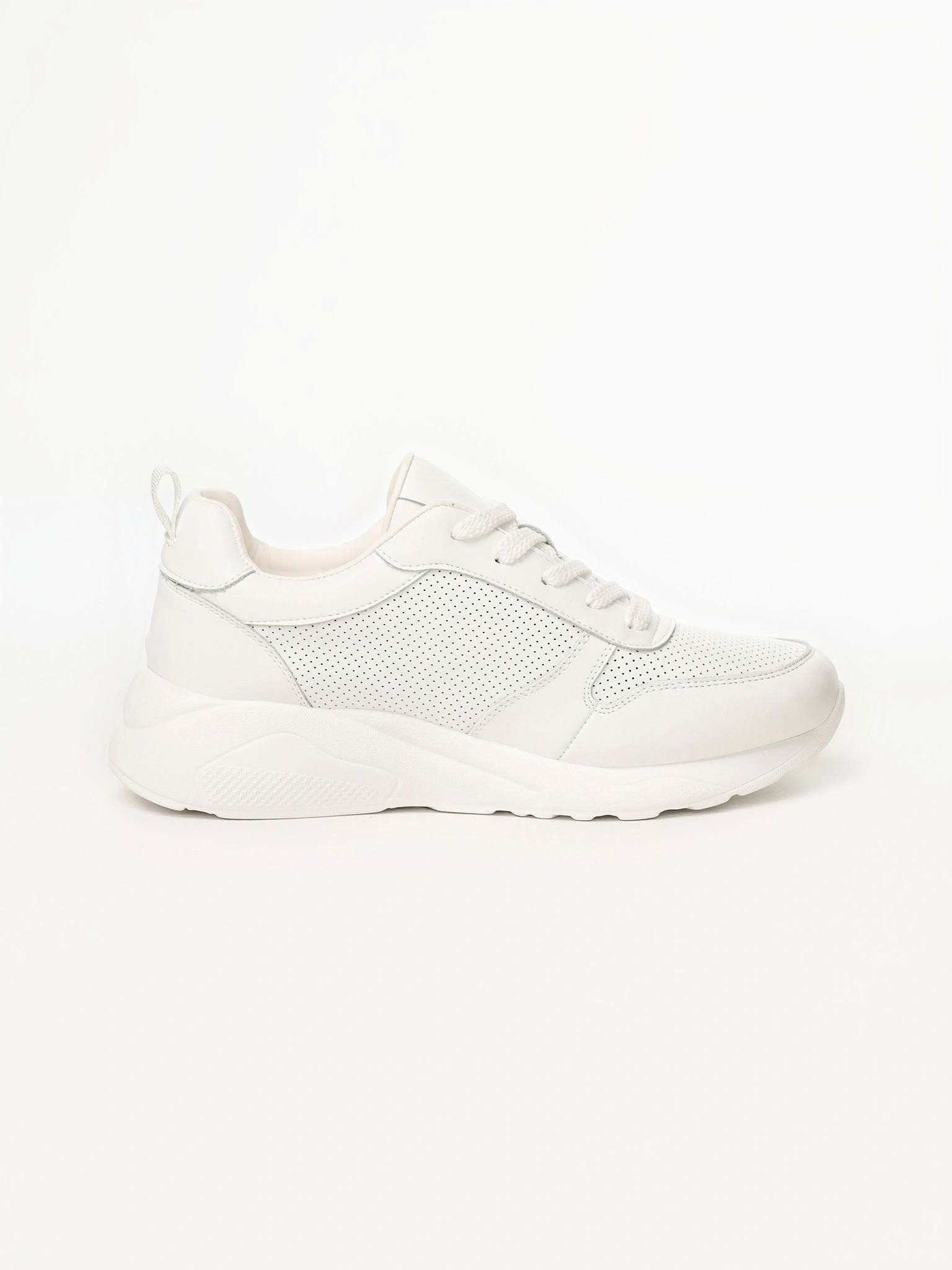 Кроссовки белого цвета на средней платформе